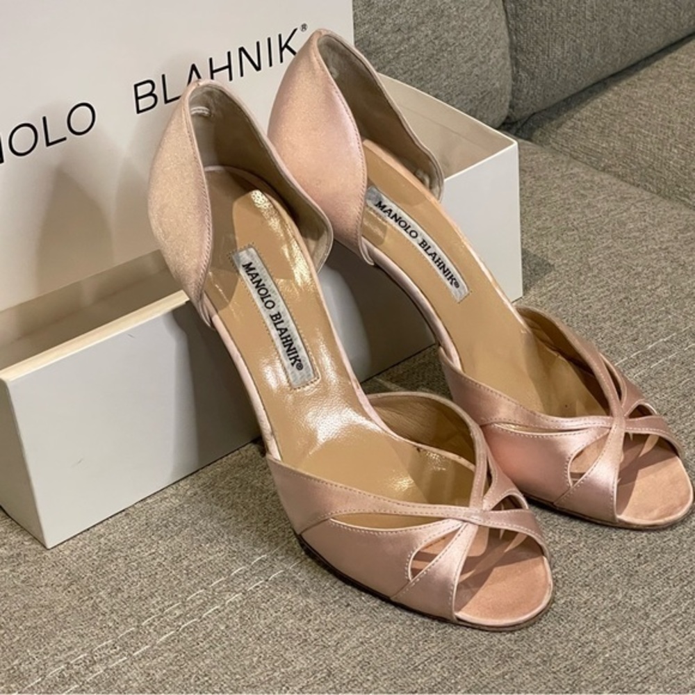 Muted pink satin Manolo Blahnik heels